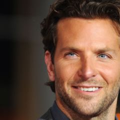 Bradley Cooper accerchiato dal nemico